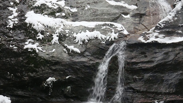 瀑布在冬天的一天，有雪视频素材