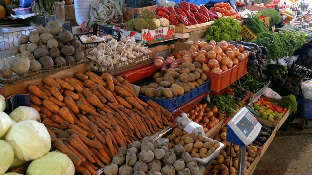 街头市场上陈列着五颜六色的东方香料和调味品视频素材