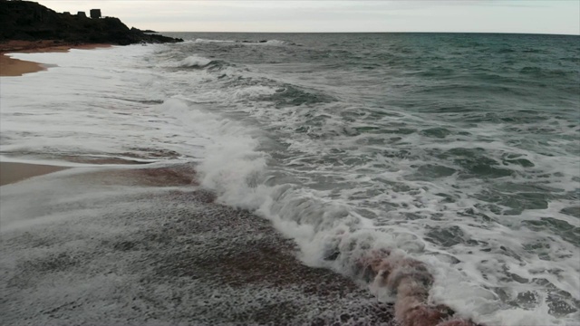 鸟瞰图超级慢动作黑色海浪视频素材