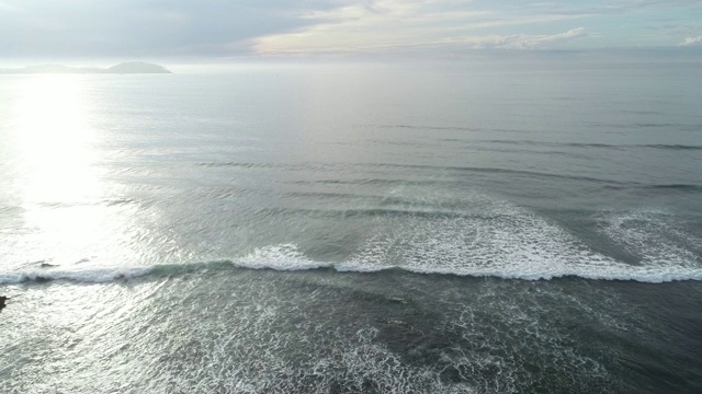 鸟瞰图。无人机航拍海浪和渔村景观视频素材