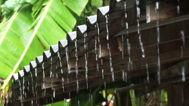 大雨从旧屋顶滴落下来视频素材