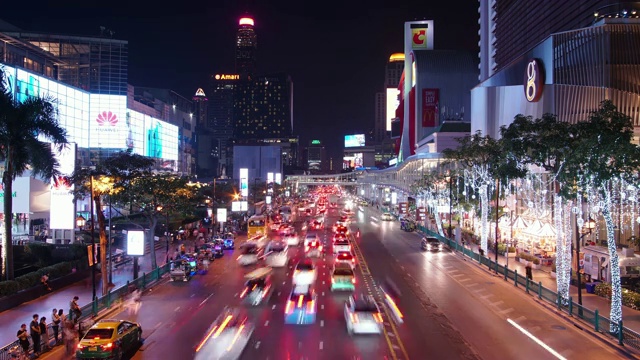 曼谷交通灯在夜间时间的延时。视频素材