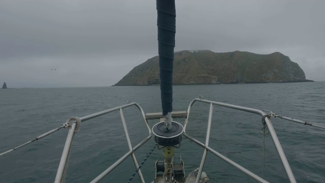 从船头帆船看岩石岛和悬崖在海水。海景而巡航视频素材