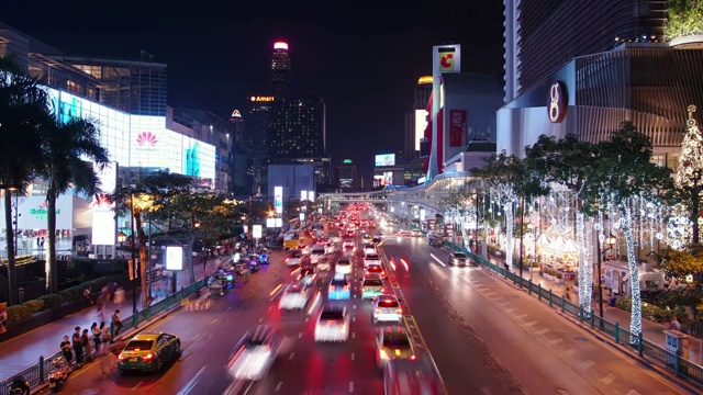 延时和缩小:曼谷交通灯在晚上的时间。视频素材