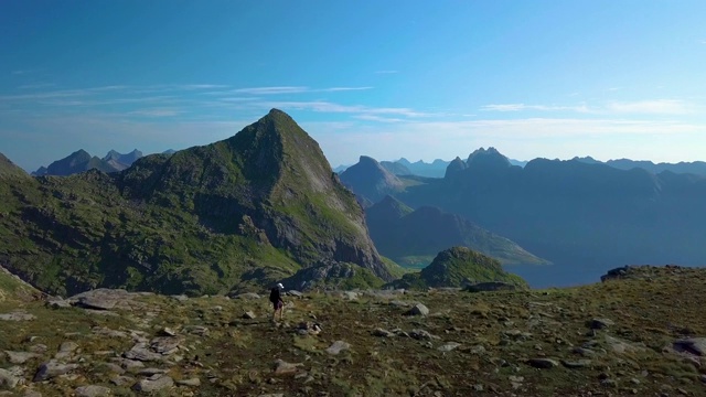 一个女孩背着背包在山里旅行视频素材