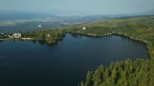 夏季鸟瞰图Strbske Pleso度假村在高塔特拉斯山，斯洛伐克。视频素材