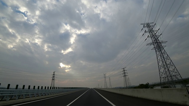 日落时分，在阴天下行驶在公路上视频素材