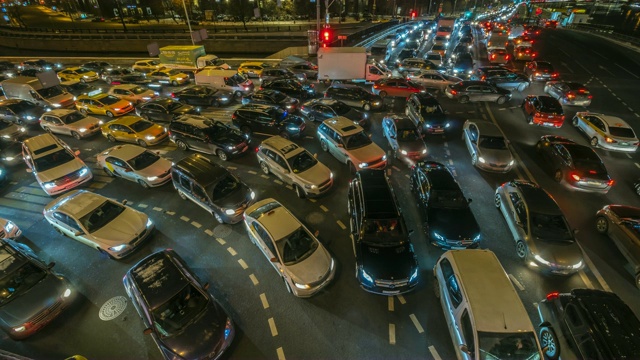 夜晚十字路口的交通堵塞时间流逝视频素材