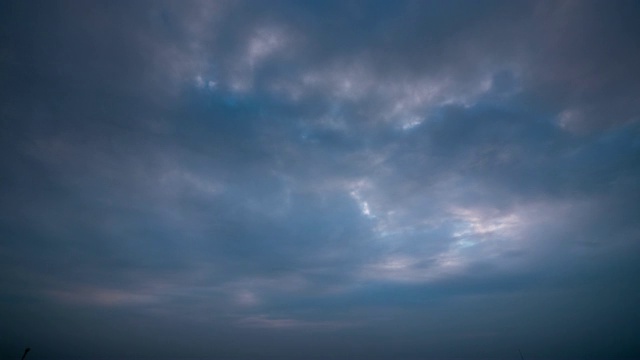 4k时间流逝多云的日落天空背景视频素材