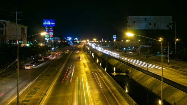 高速公路上多彩的夜间交通视频素材