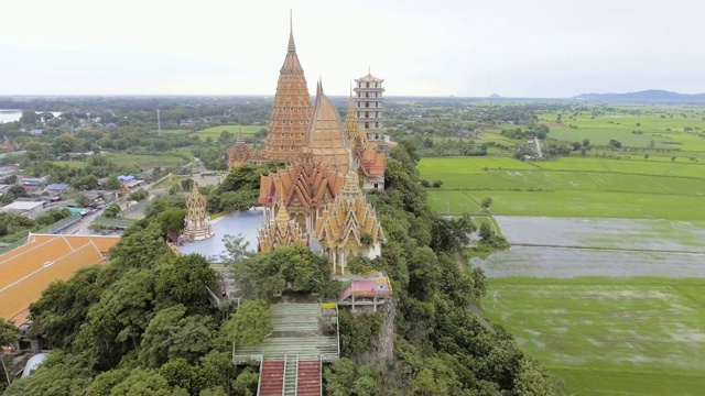 稻田间山上的神奇寺庙，航拍视频素材