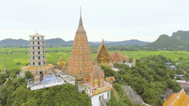 稻田间山上的神奇寺庙，航拍视频素材