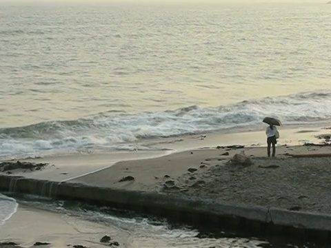 单身女子享受大海视频素材