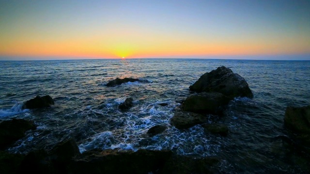 岩石海岸上的日出视频素材