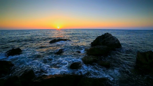 岩石海岸上的日出视频素材