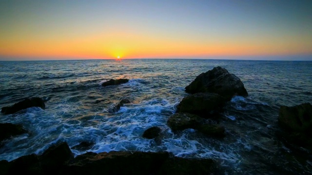 岩石海岸上的日出视频素材