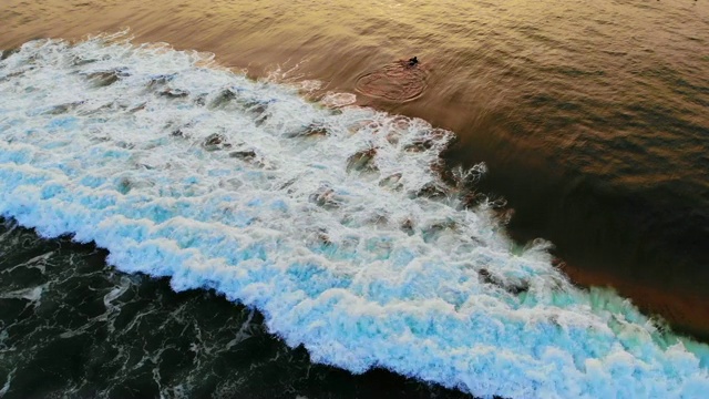 夕阳西下时，冲浪者在海洋海滩上乘风打浪。视频素材