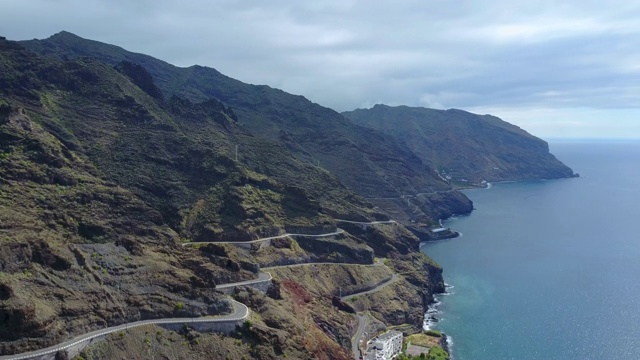 美丽的鸟瞰图特内里费悬崖，海洋和自然在西班牙。视频素材