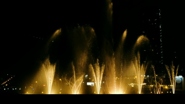 晚上跳舞的喷泉。灯光、色彩和音乐之夜表演视频素材