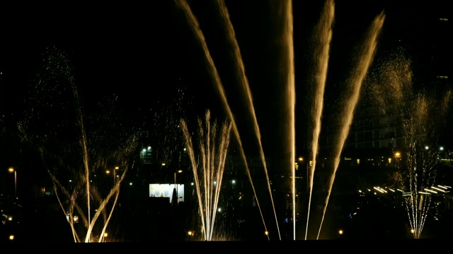 在城市的夜晚，跳舞的喷泉和水花。灯光、色彩和音乐之夜表演视频素材