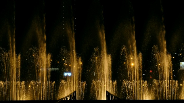 令人惊叹的舞蹈喷泉和水溅在夜晚的城市-灯光，颜色和音乐夜表演视频素材