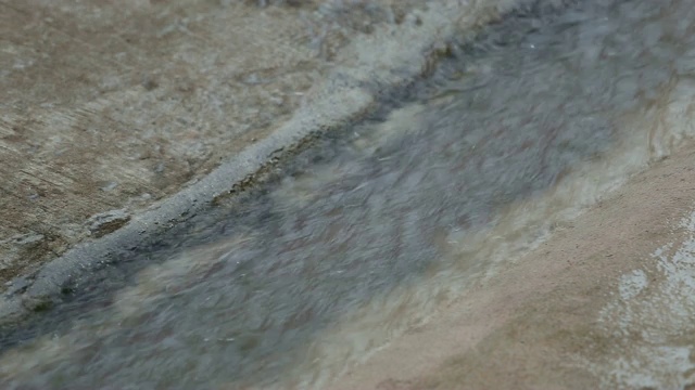 雨落在水泥地板上。视频素材