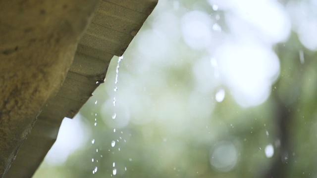 慢镜头，雨从屋檐滴落。视频素材