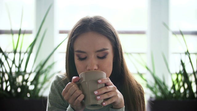 疲惫的女人在室内喝咖啡视频素材