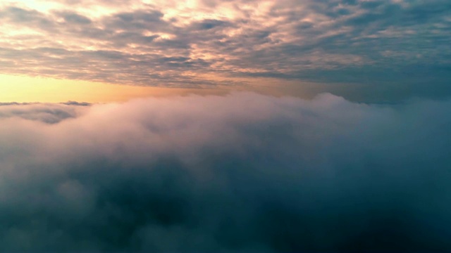 云和天空的鸟瞰图视频素材