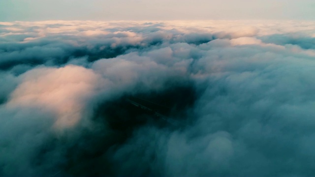 云和天空的鸟瞰图视频下载