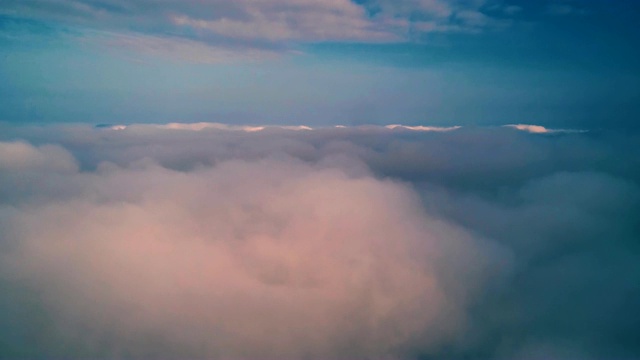 云和天空的鸟瞰图视频素材