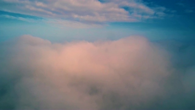 云和天空的鸟瞰图视频素材