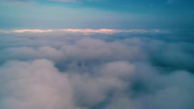 云和天空的鸟瞰图视频素材