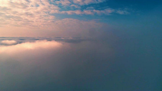 云和天空的鸟瞰图视频下载