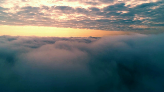 云和天空的鸟瞰图视频素材