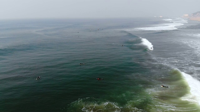 冲浪者在旧金山的海洋海滩上冲浪。视频素材