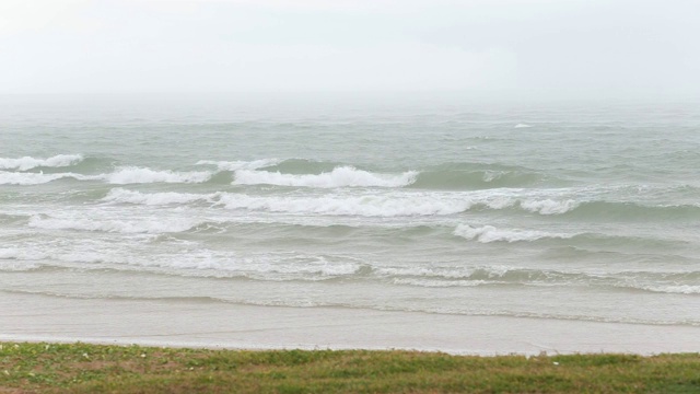 雨和浪在海里。视频素材