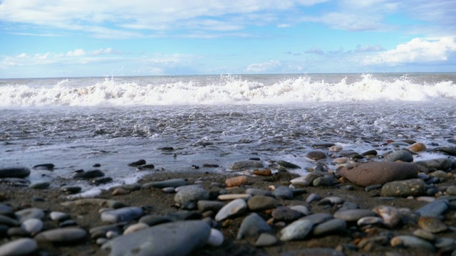 海上风暴。巨浪拍打着海岸，溅起水花。慢动作视频素材