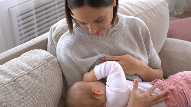 母亲母乳喂养女婴视频素材