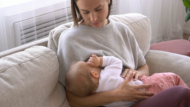 母亲在家哺乳女婴视频素材