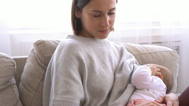 母亲在家哺乳女婴视频素材