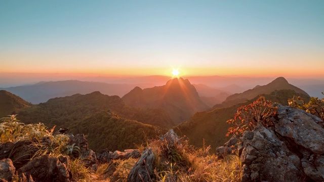 日落时分，居琅江道山视频素材