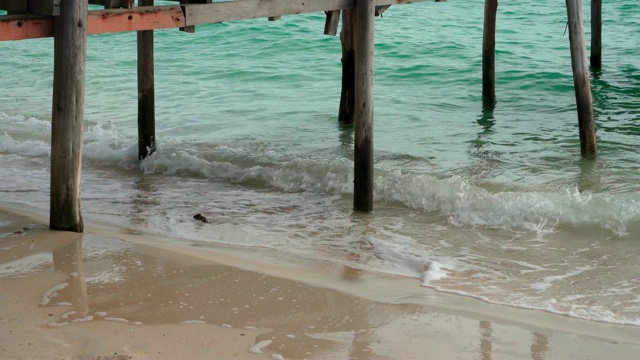 海浪，木桥下沙滩视频素材