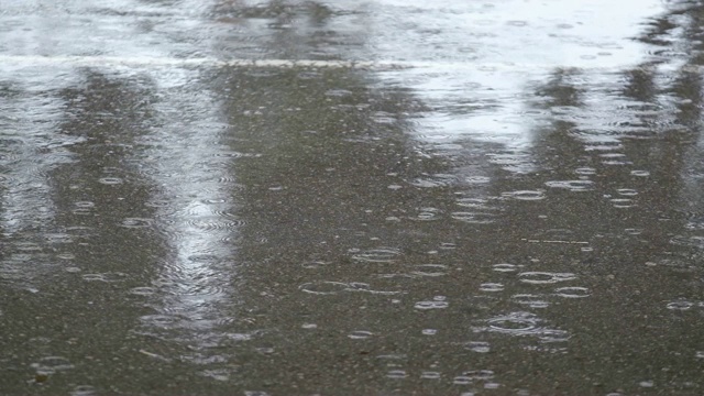 路上下着雨，慢动作视频素材