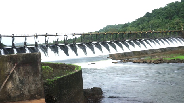 水电站坝下满江流，山峦叠嶂视频下载