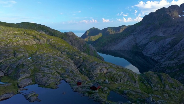 飞过岩石和高山湖泊视频素材