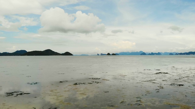 无人机拍摄，阳光明媚的泰国海滩，水面反射视频素材