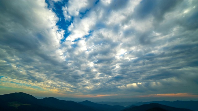 美丽的云流与日落在山上。时间流逝视频素材