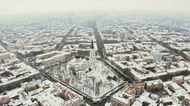 冬季，无人机低空飞过乌克兰敖德萨的老城区。城市被雪覆盖视频素材