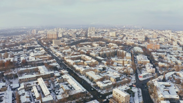 冬季，无人机低空飞过乌克兰敖德萨的老城区。城市被雪覆盖视频素材